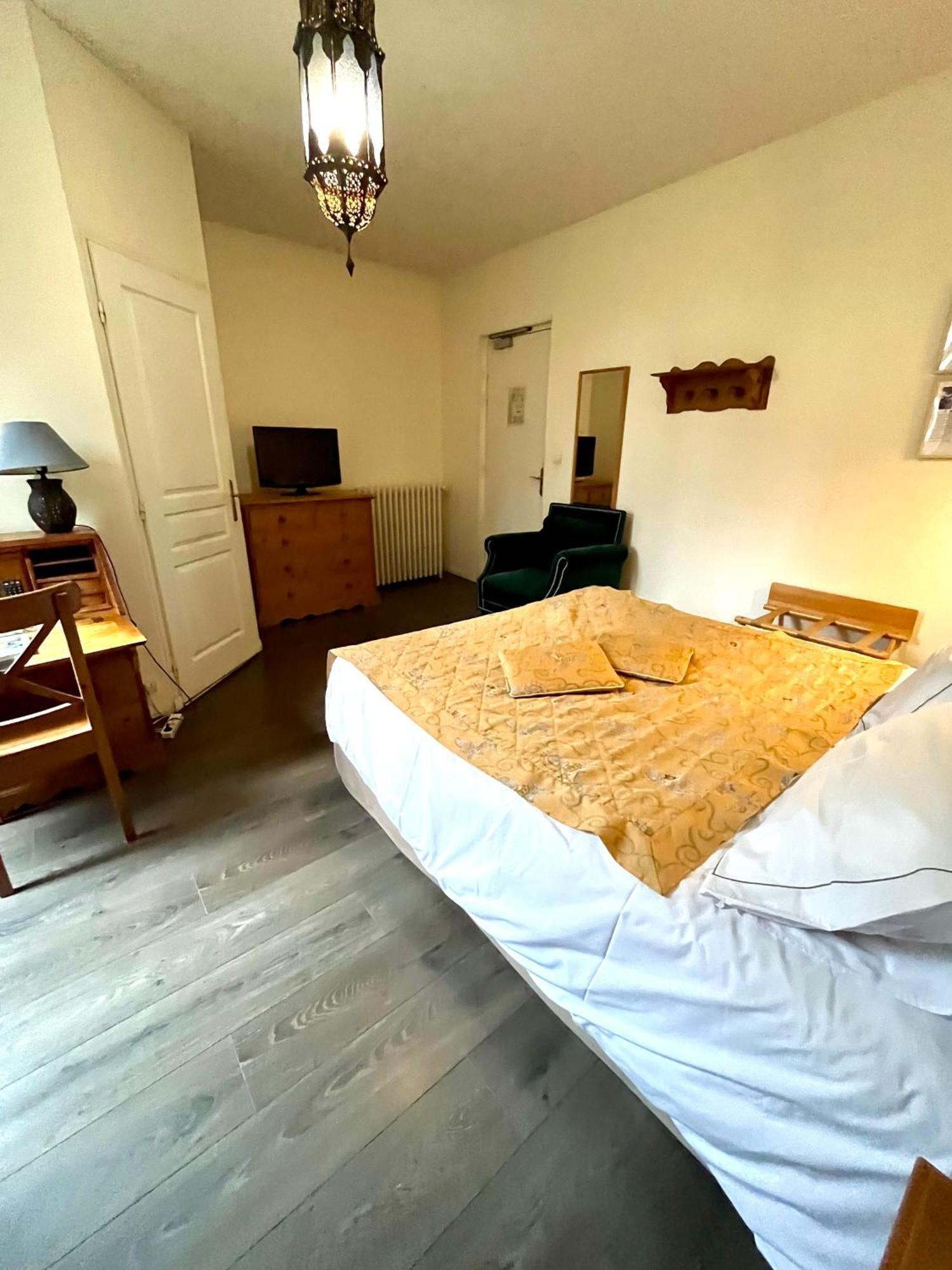 Logis Hotel De La Chapelle Milon-la-Chapelle Bagian luar foto